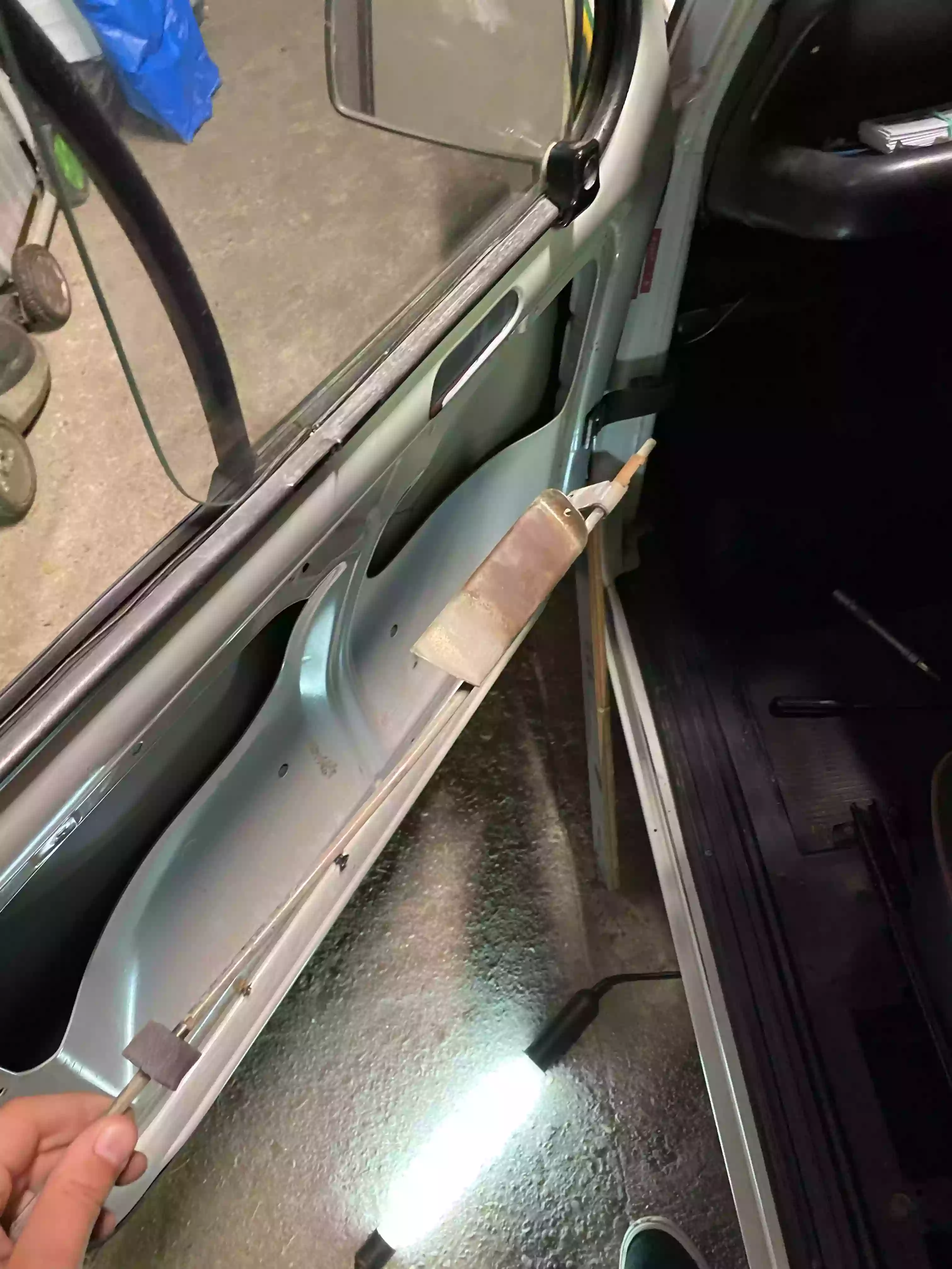 La tige en face de la porte